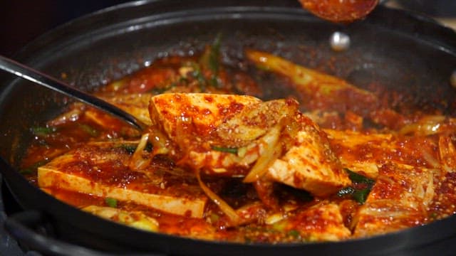 진한 빨간 소스의 짜박두부