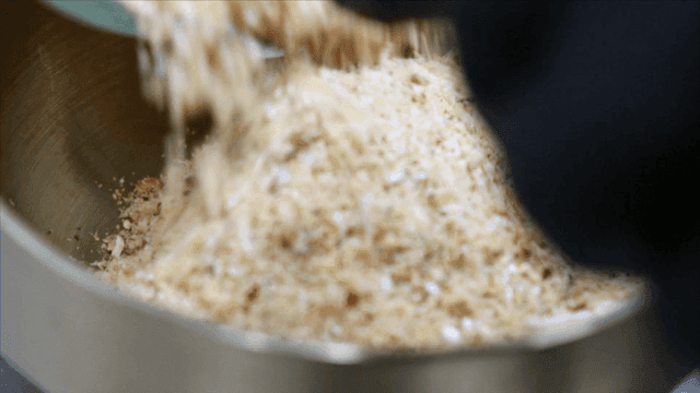 믹서기에서 그릇에 옮겨지는 조미료 가루들