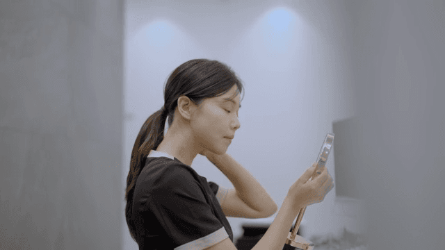 프론트 데스크에서 잠시 쉬는 직원