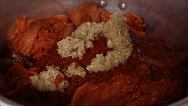 Kimchi stew with various seasonings poured into pot