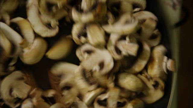 팬에 구워지는 양송이버섯