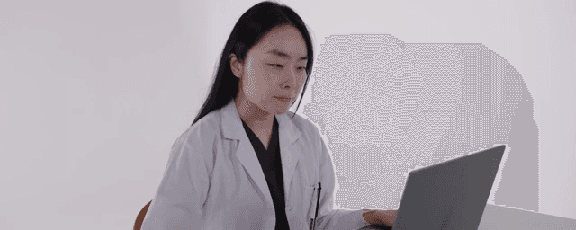 가운을 입고 상담을 하는 의사