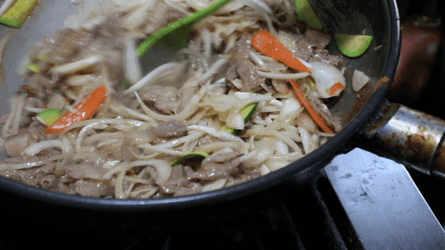 팬에서 야채와 볶아지는 불고기