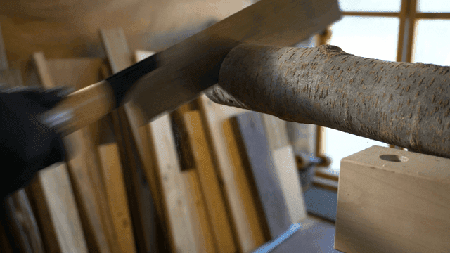 톱으로 나무 통나무를 자르는 손