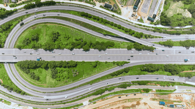 고속도로와 주변 농경지의 항공 뷰