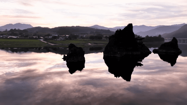 바위 섬이 있는 고요한 호수
