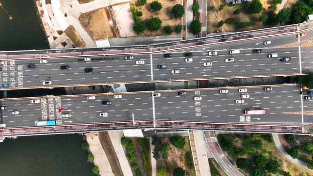 번화한 고속도로와 공원의 항공 뷰