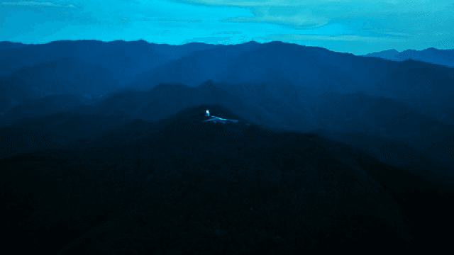 푸른 하늘 아래 광활한 산맥