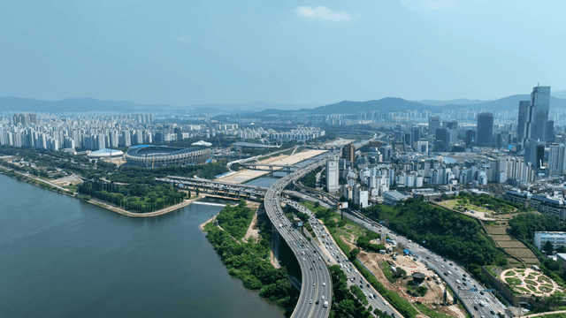 고속도로와 강이 있는 대도시 전경
