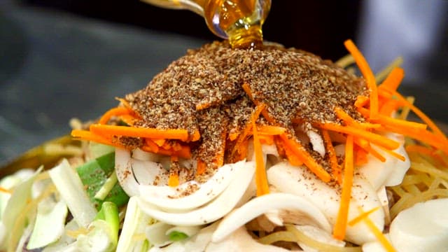 들깨가 곁들여진 채소 위에 기름 붓기