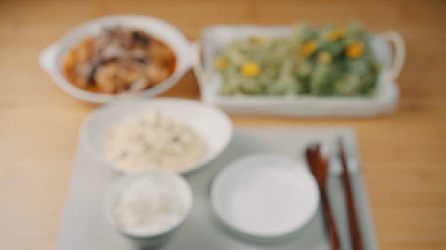 나무 테이블 위에 정갈하게 차려진 음식 한상