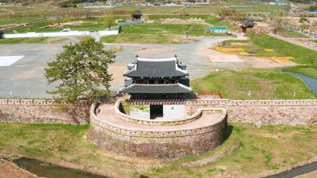화창한 날 한국의 웅장한 전통 요새