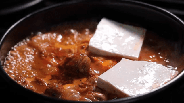 끓고 있는 김치찜 위에 올리는 두부
