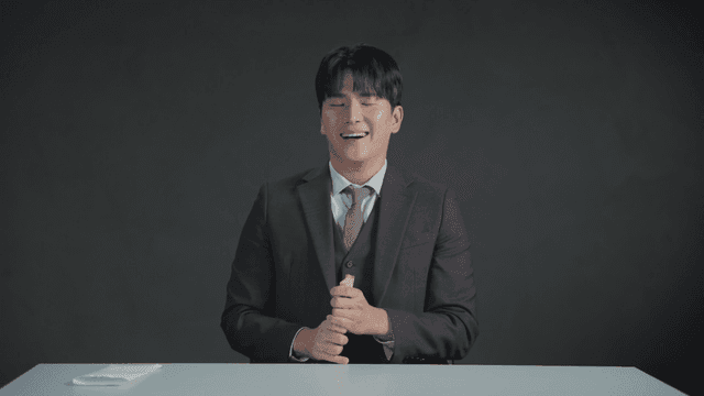 만족스러운 표정으로 책상에서 돈을 세는 정장 입은 남자