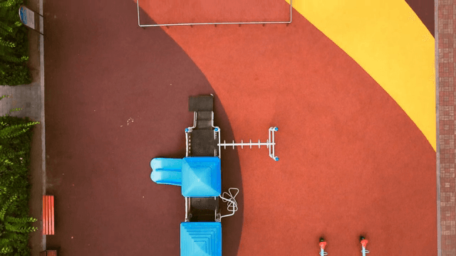 다채로운 놀이터와 주차장