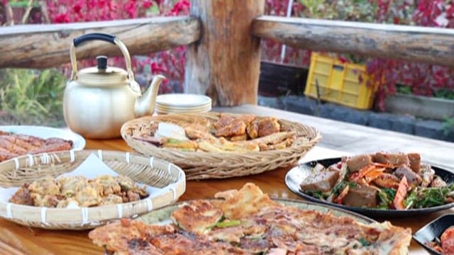 전통 한국식 부침개 및 반찬