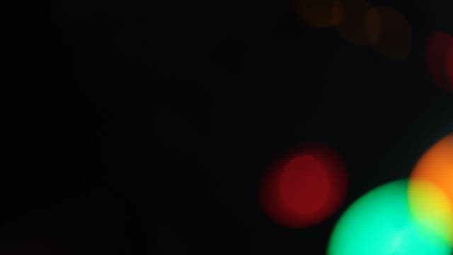 화려한 조명이 비치는 음향 콘솔