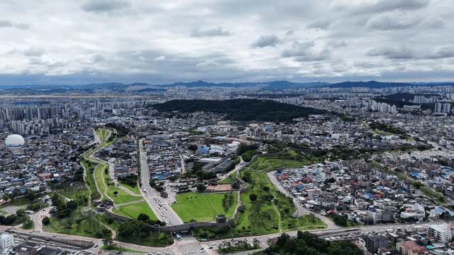 녹지 공간이 있는 도시의 항공 뷰