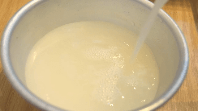 잔에 막걸리 따르기