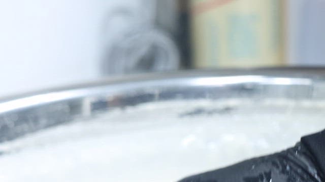 하얗고 걸쭉한 반죽이 섞이는 장면