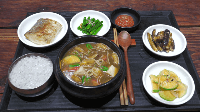 Traditional Korean table d'hôte with variety of dishes