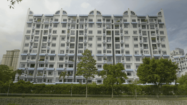 나무가 있는 고층 주거 건물