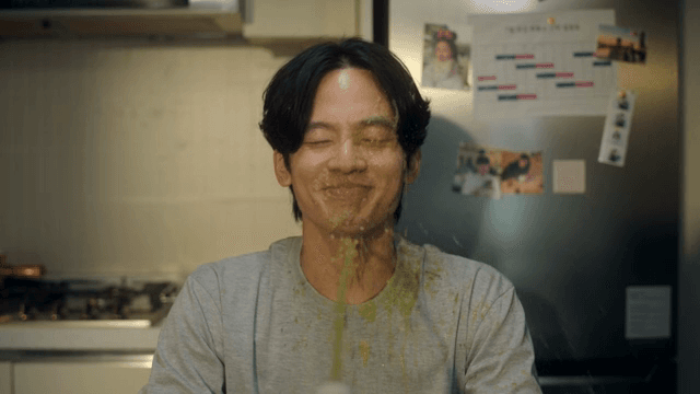 주스로 맞는 부엌 속 남성