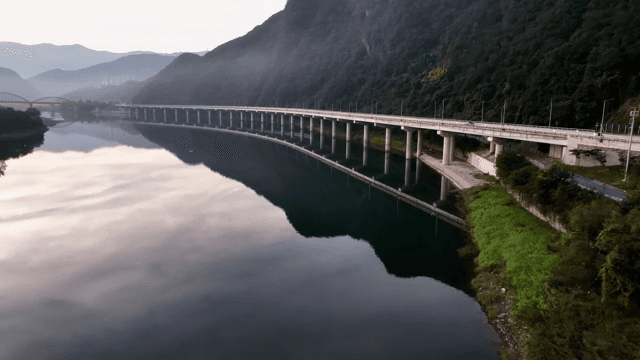 다리와 산이 있는 고요한 호수
