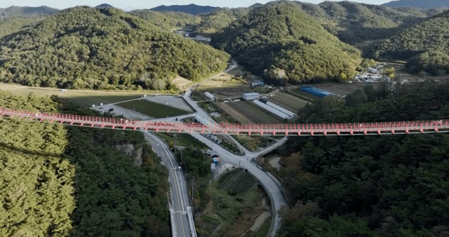 푸른 언덕 위의 빨간 출렁다리