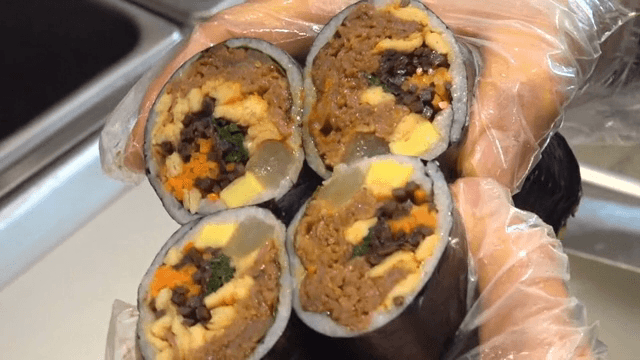 다양한 재료가 들어간 김밥