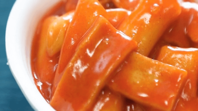 흰 그릇에 담긴 매운 떡볶이