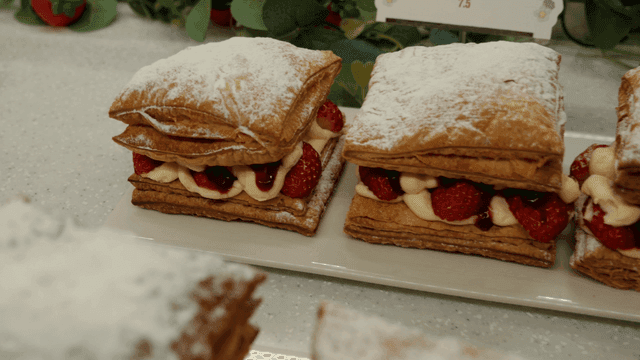 접시에 담긴 딸기 크림 밀푀유 페이스트리