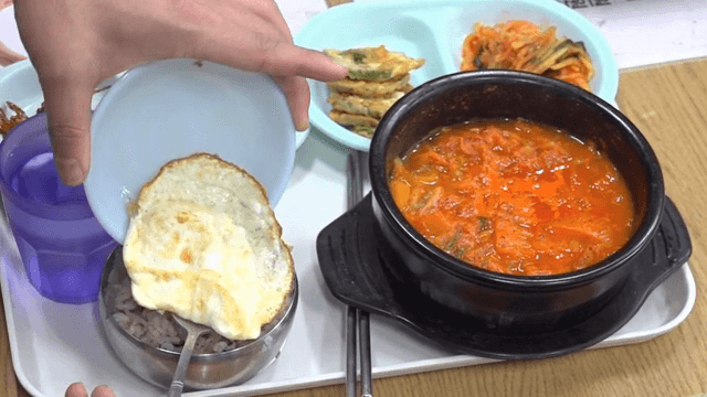 김치찌개와 반찬이 있는 한식 식사