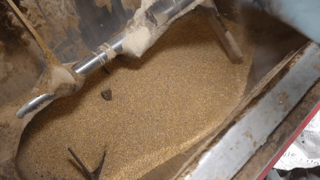 큰 용기에서 곡물 혼합