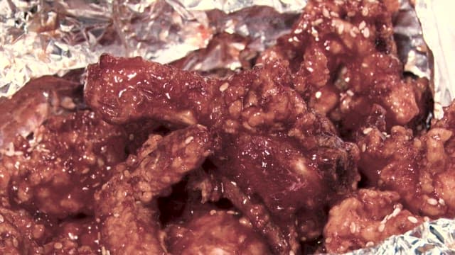 바삭하면서도 촉촉하고 매콤달콤한 양념치킨 한입