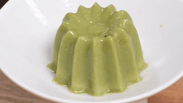 흰 그릇에 담긴 녹색 푸딩