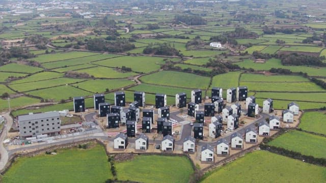 녹색 들판에 둘러싸인 시골 마을