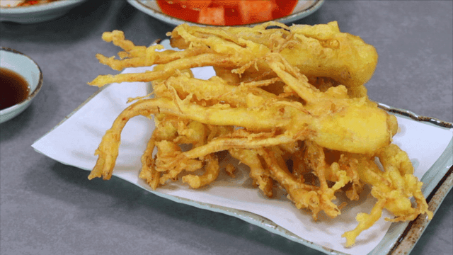 접시에 담긴 바삭한 인삼 튀김