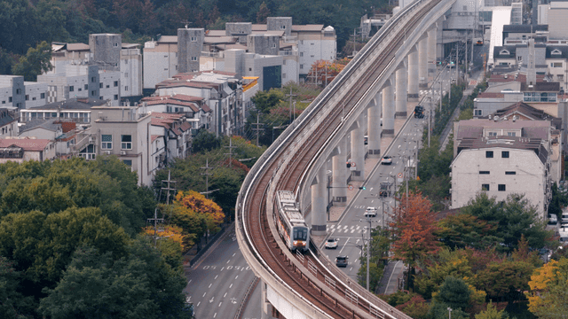 도심 지역을 지나는 고가 열차