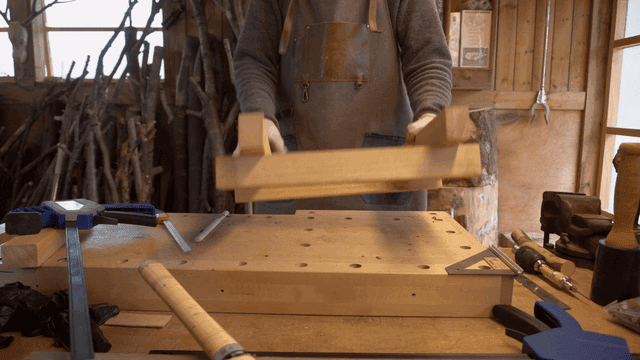 연결된 나무 조각들을 살펴보는 목공예가