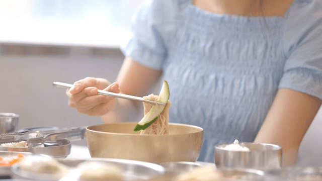 식당에서 냉면을 즐기는 사람