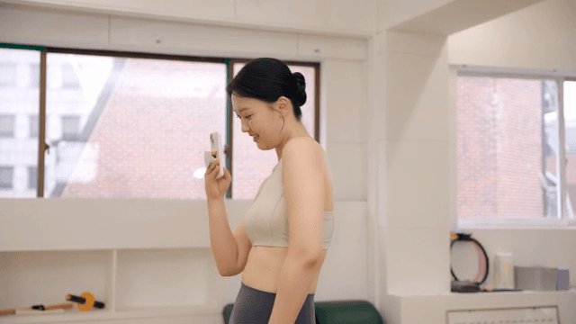 피트니스 스튜디오에서 셀카를 찍는 여성