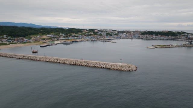 방파제와 항구가 있는 해안 마을