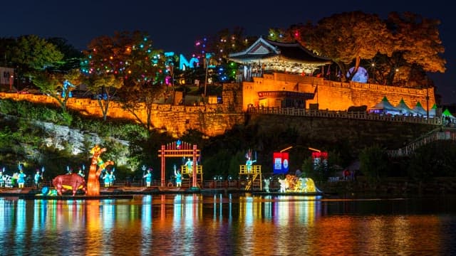 진주성 아래 강가에 떠 있는 화려한 모양의 유등