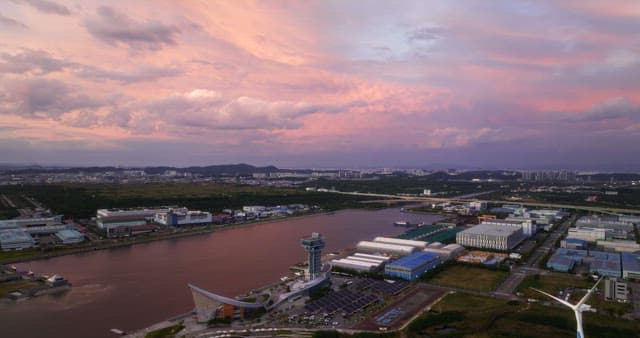 해질녘 강이 있는 도시 풍경