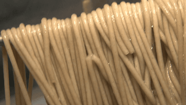 끓는 물에서 조리되는 국수