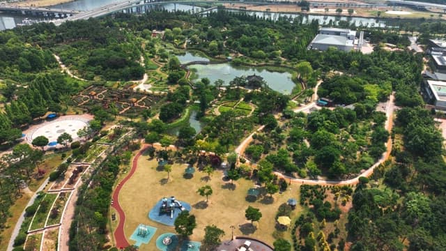 연못이 있는 푸른 공원의 항공 뷰