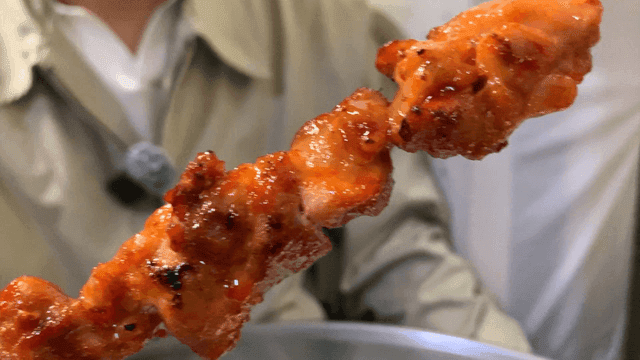 매운 소스를 곁들인 길거리 닭꼬치