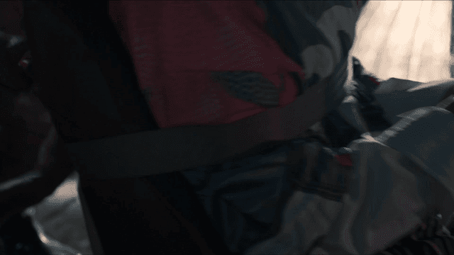 의자에 손이 묶여 앉아 있는 사람