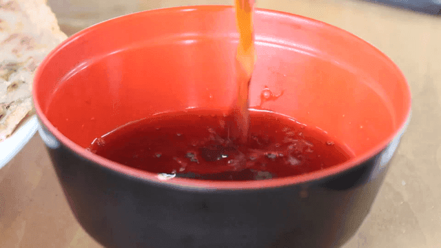 소바 국수용 그릇에 붓는 소스